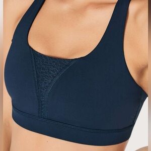 Lululemon women’s Pleat It Energy strappy Sports Bra Navy sz 6